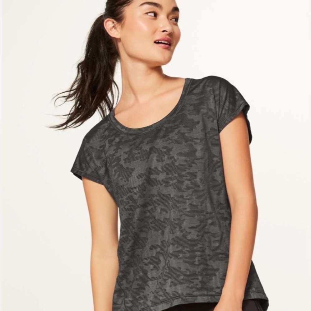EUC Lululemon Miles Ahead Short Sleeve Top in Deep Camo Size 10